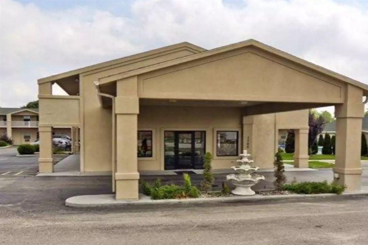 Quality Inn & Suites Big Rapids Near University Екстериор снимка