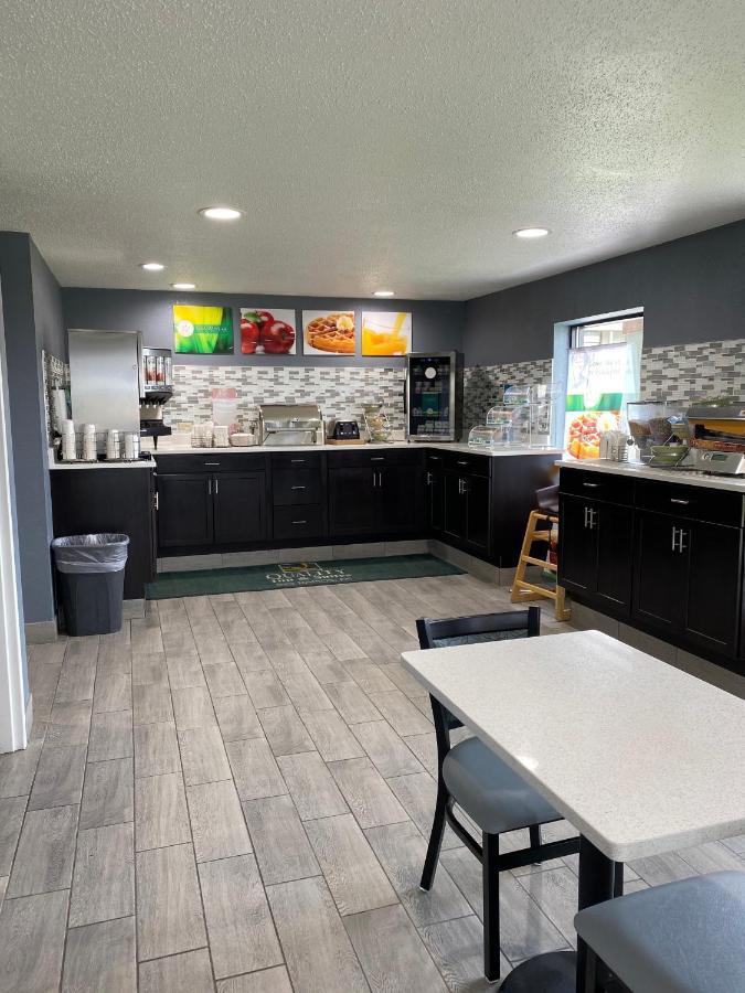 Quality Inn & Suites Big Rapids Near University Екстериор снимка