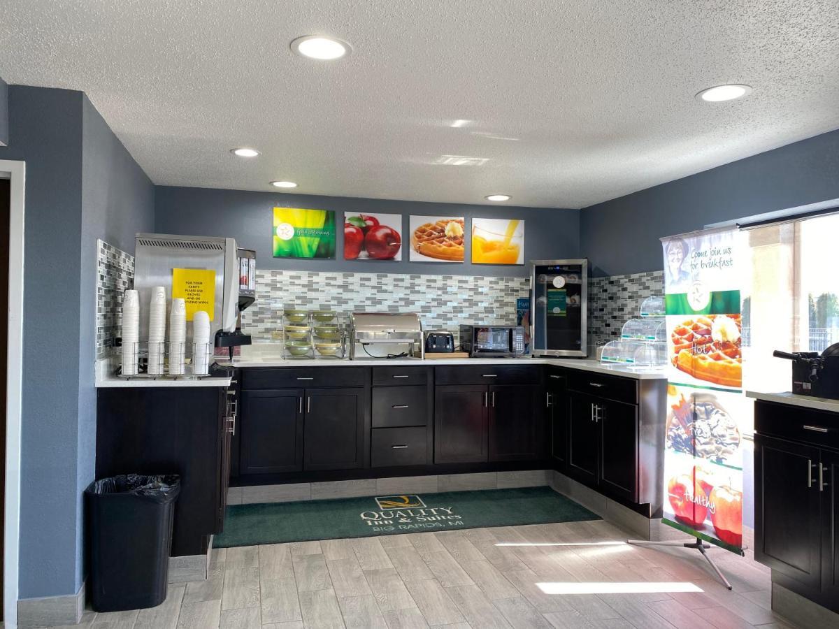 Quality Inn & Suites Big Rapids Near University Екстериор снимка