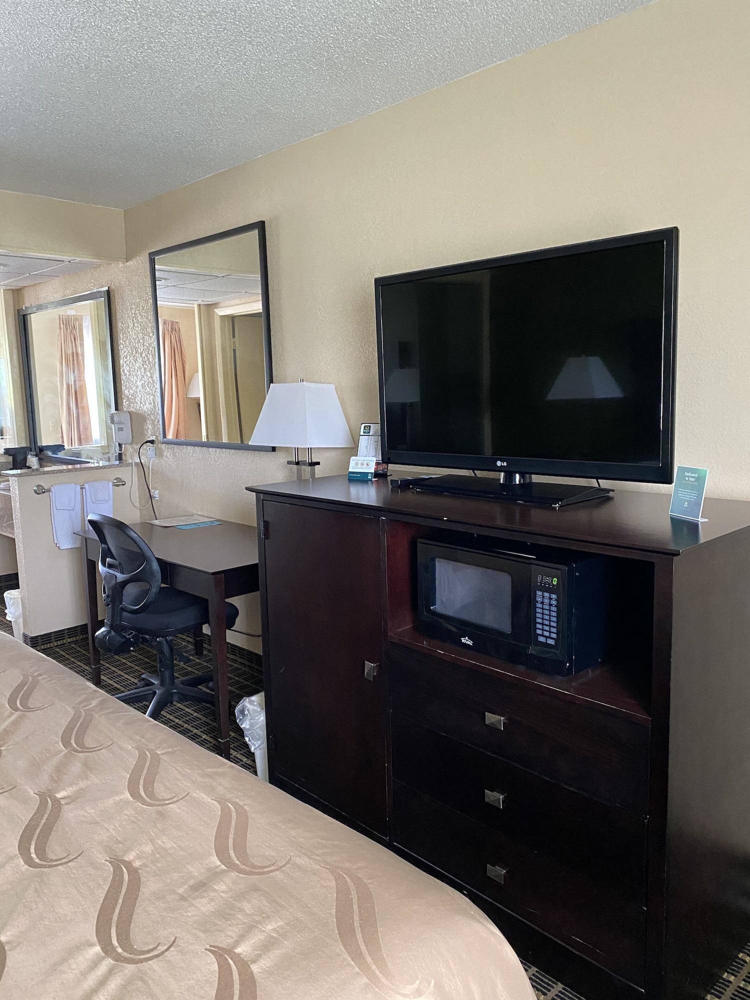 Quality Inn & Suites Big Rapids Near University Екстериор снимка