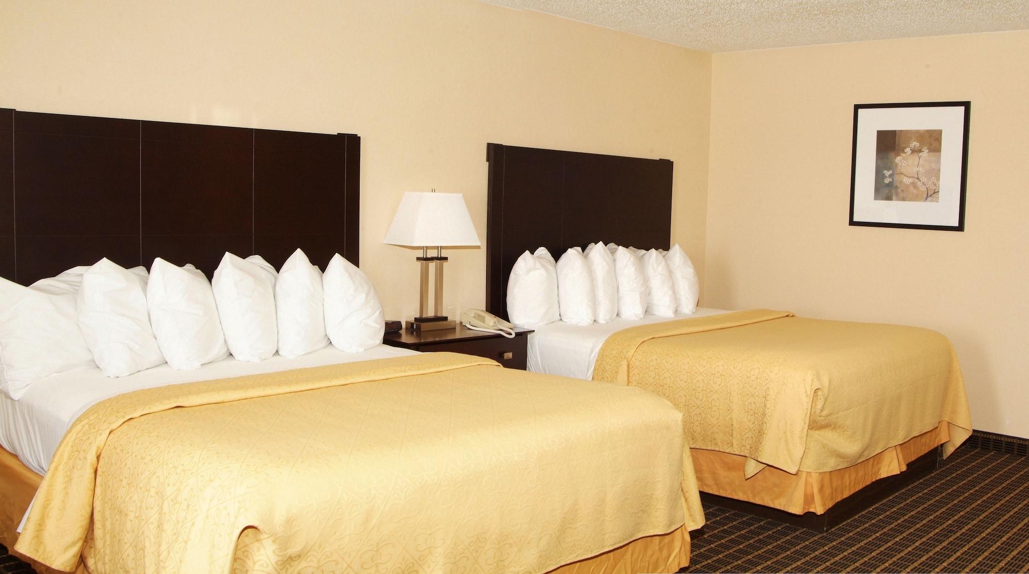 Quality Inn & Suites Big Rapids Near University Екстериор снимка