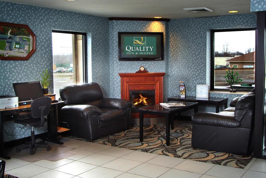Quality Inn & Suites Big Rapids Near University Екстериор снимка