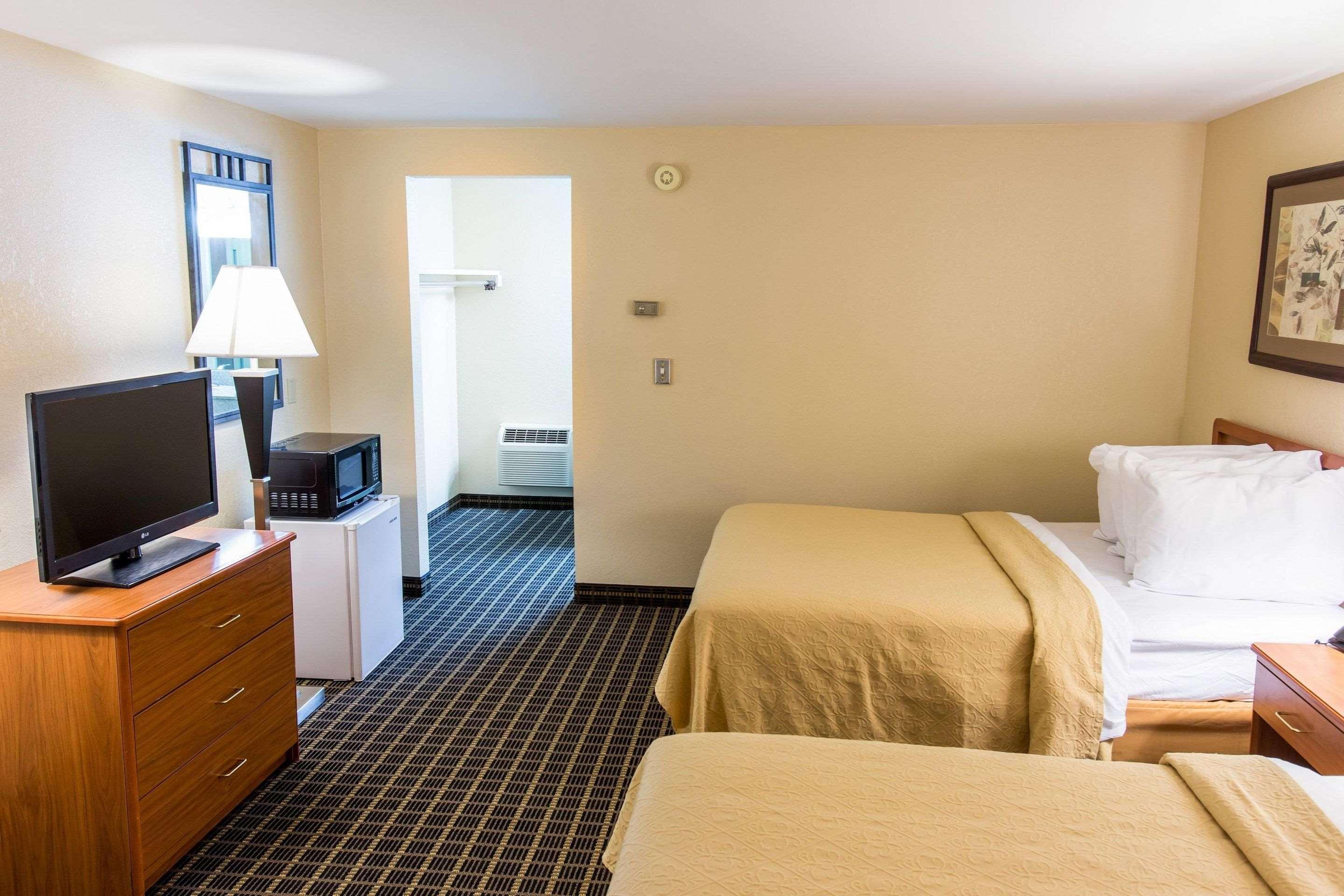 Quality Inn & Suites Big Rapids Near University Екстериор снимка