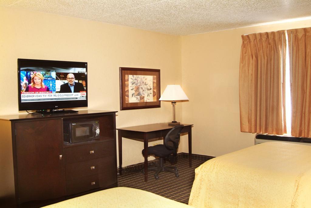 Quality Inn & Suites Big Rapids Near University Екстериор снимка