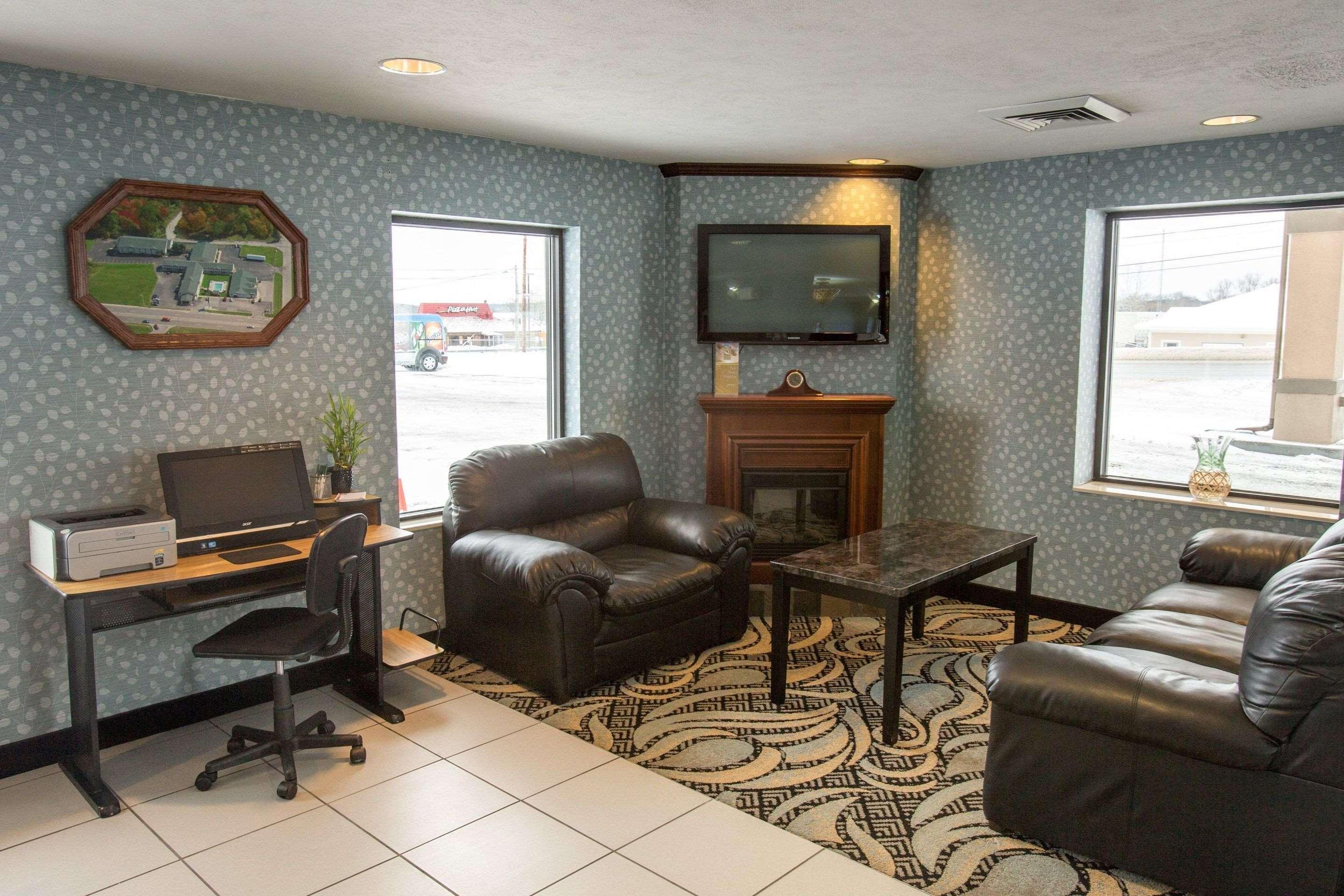 Quality Inn & Suites Big Rapids Near University Екстериор снимка