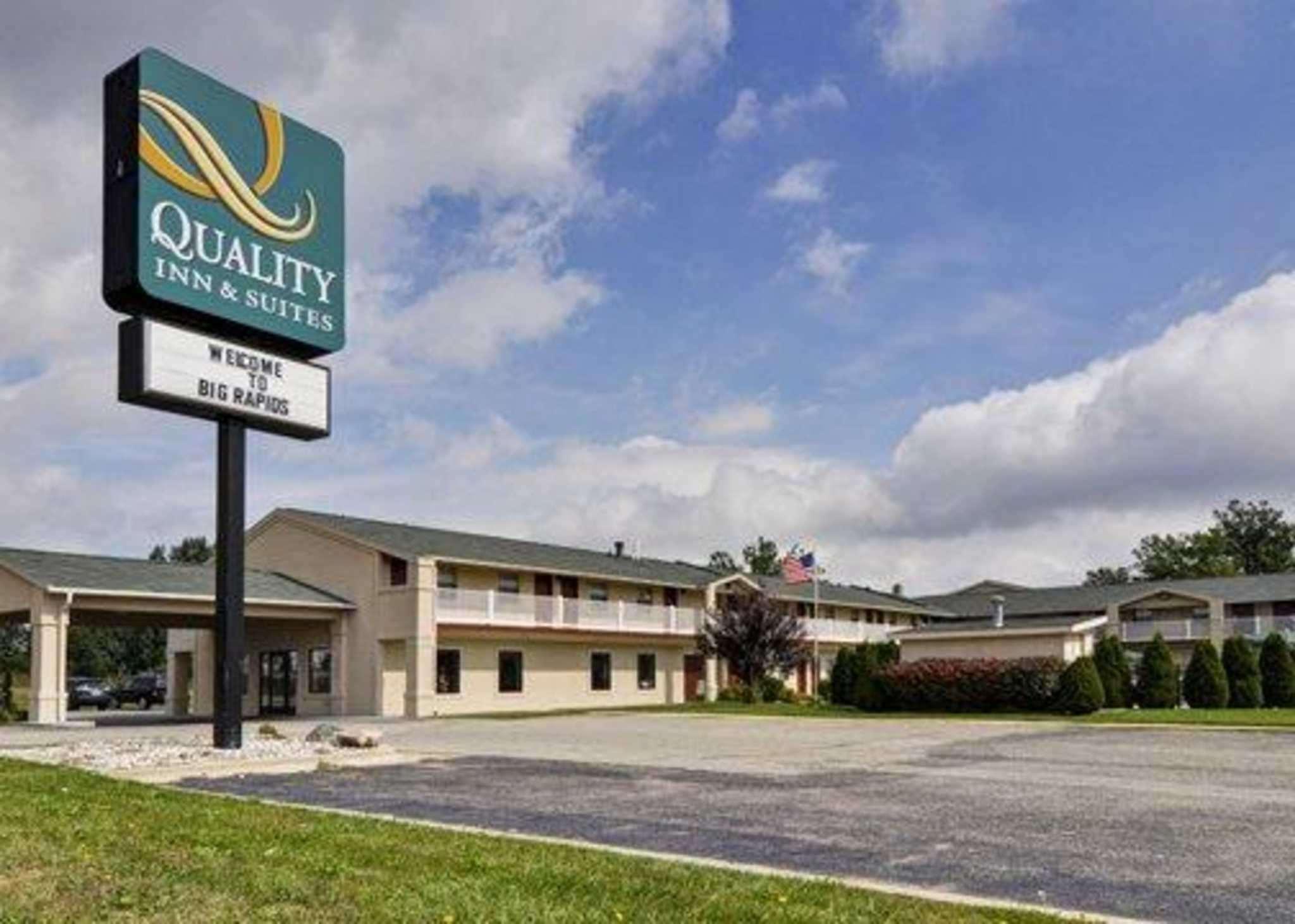 Quality Inn & Suites Big Rapids Near University Екстериор снимка