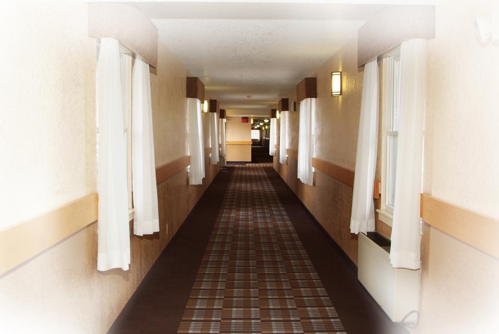 Quality Inn & Suites Big Rapids Near University Екстериор снимка