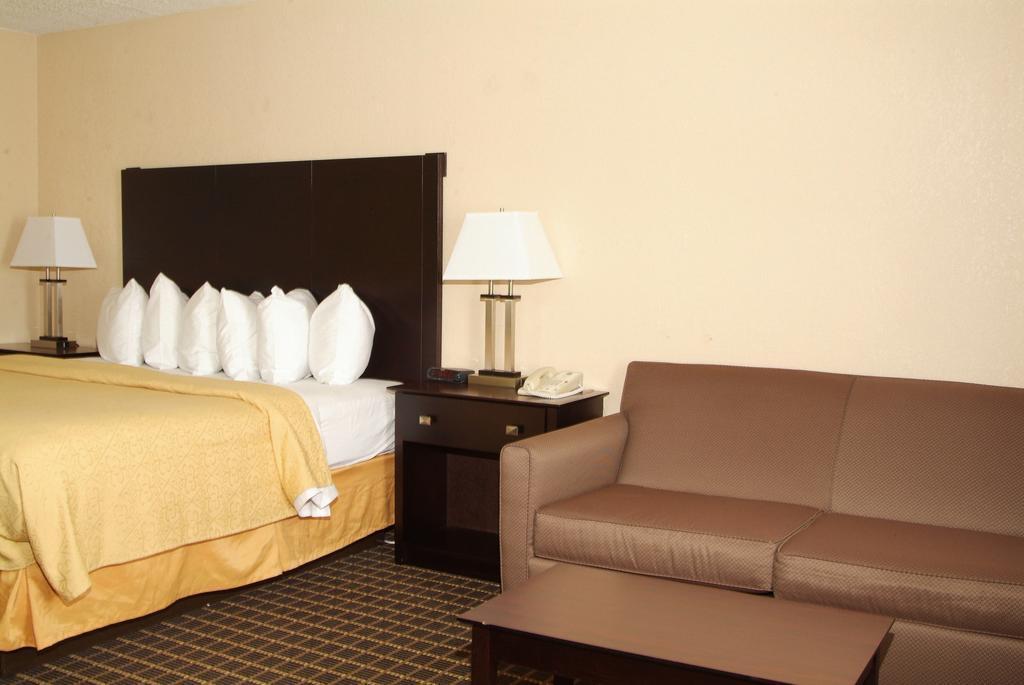Quality Inn & Suites Big Rapids Near University Екстериор снимка