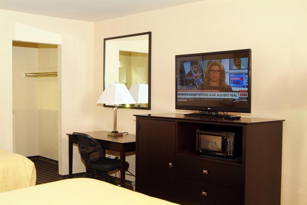 Quality Inn & Suites Big Rapids Near University Екстериор снимка
