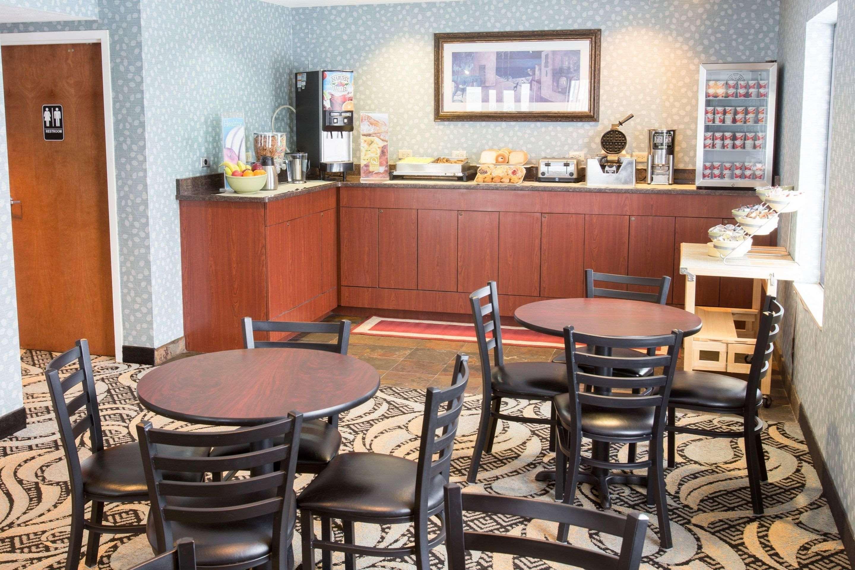Quality Inn & Suites Big Rapids Near University Екстериор снимка