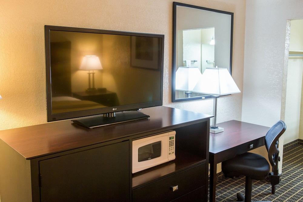 Quality Inn & Suites Big Rapids Near University Екстериор снимка