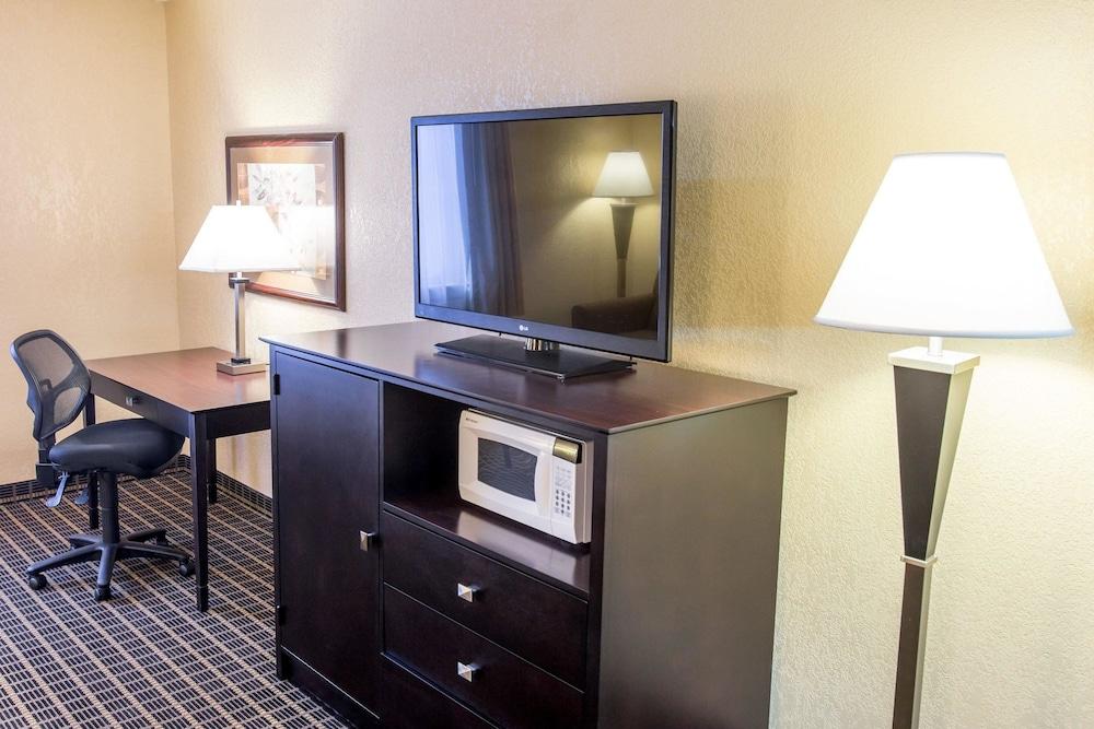 Quality Inn & Suites Big Rapids Near University Екстериор снимка