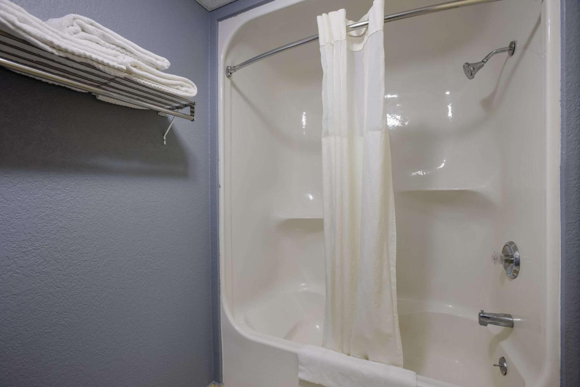 Quality Inn & Suites Big Rapids Near University Екстериор снимка