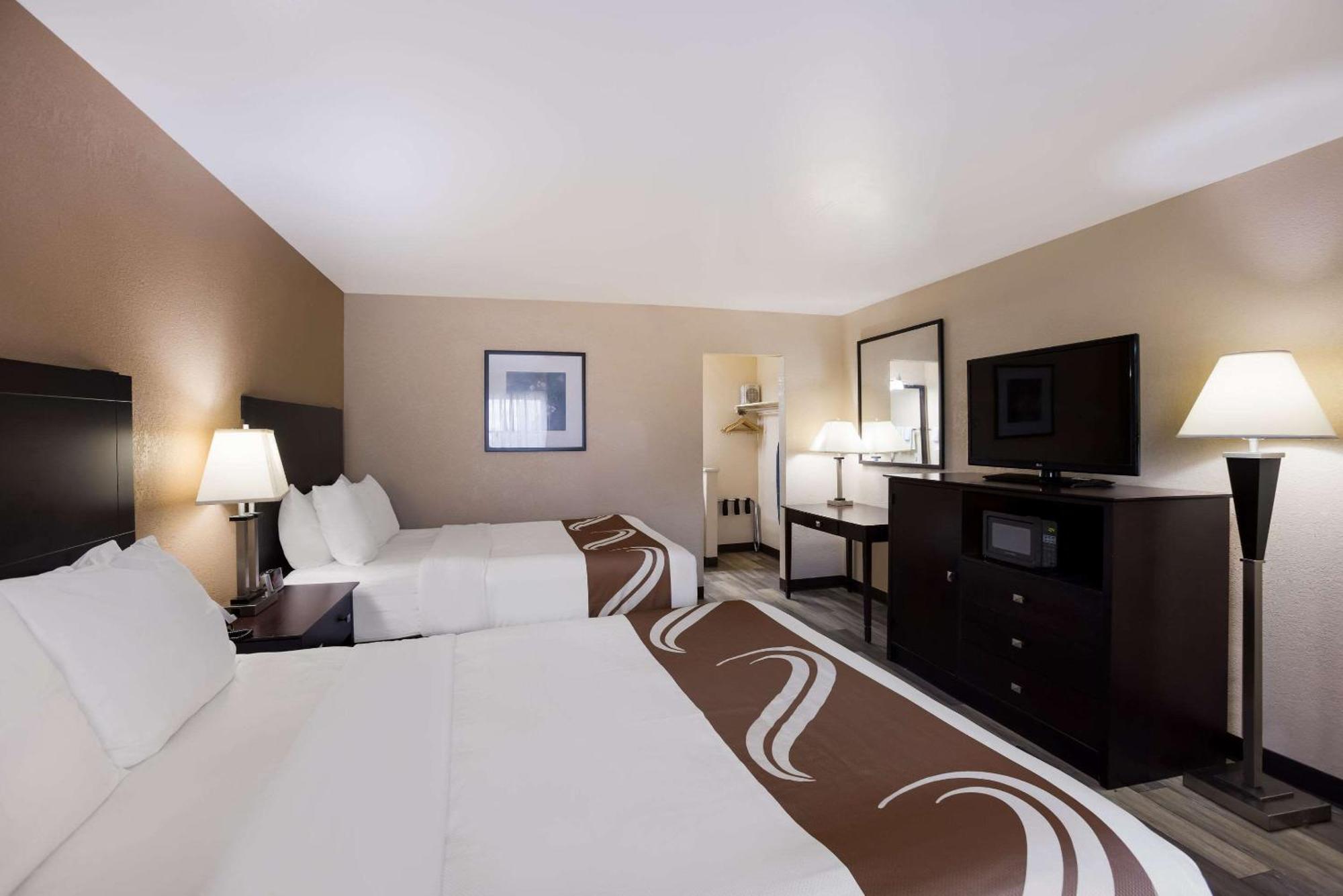 Quality Inn & Suites Big Rapids Near University Екстериор снимка