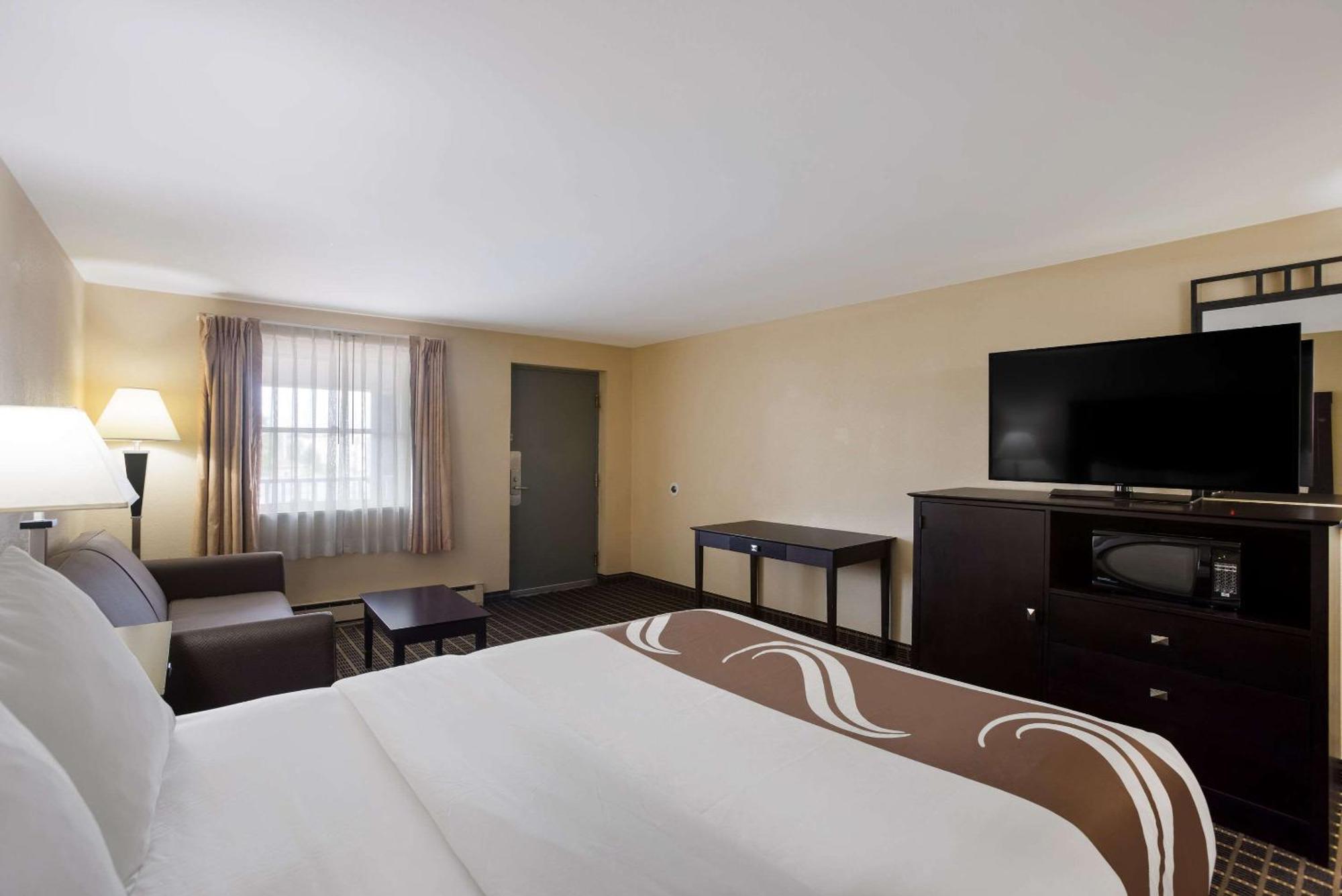 Quality Inn & Suites Big Rapids Near University Екстериор снимка