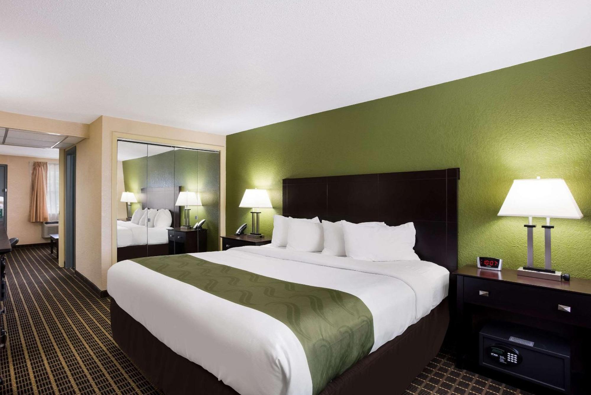 Quality Inn & Suites Big Rapids Near University Екстериор снимка