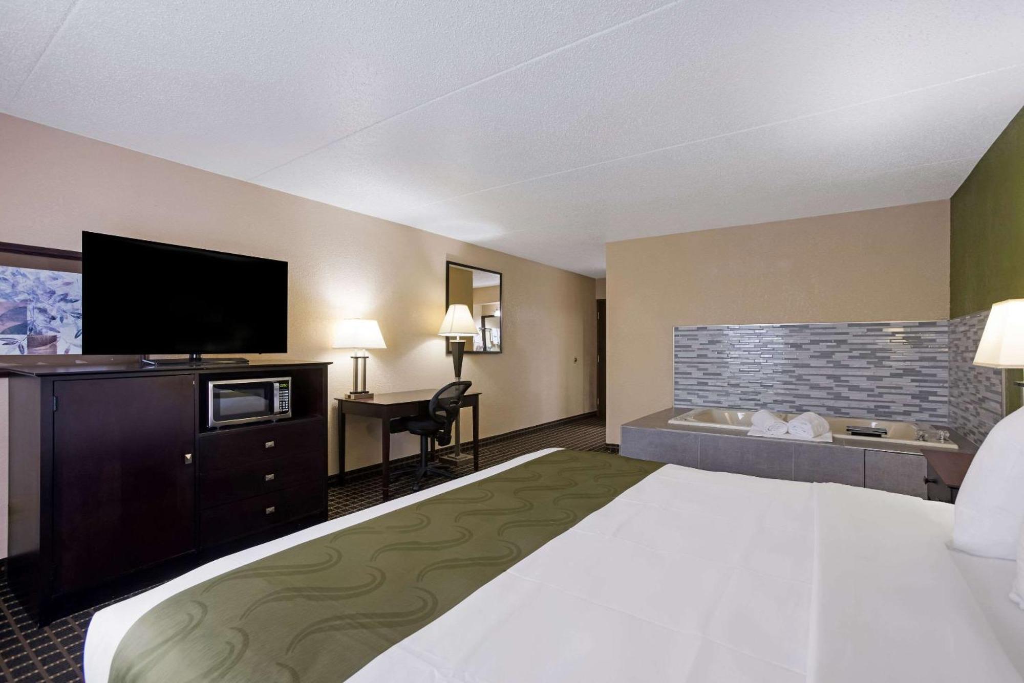 Quality Inn & Suites Big Rapids Near University Екстериор снимка