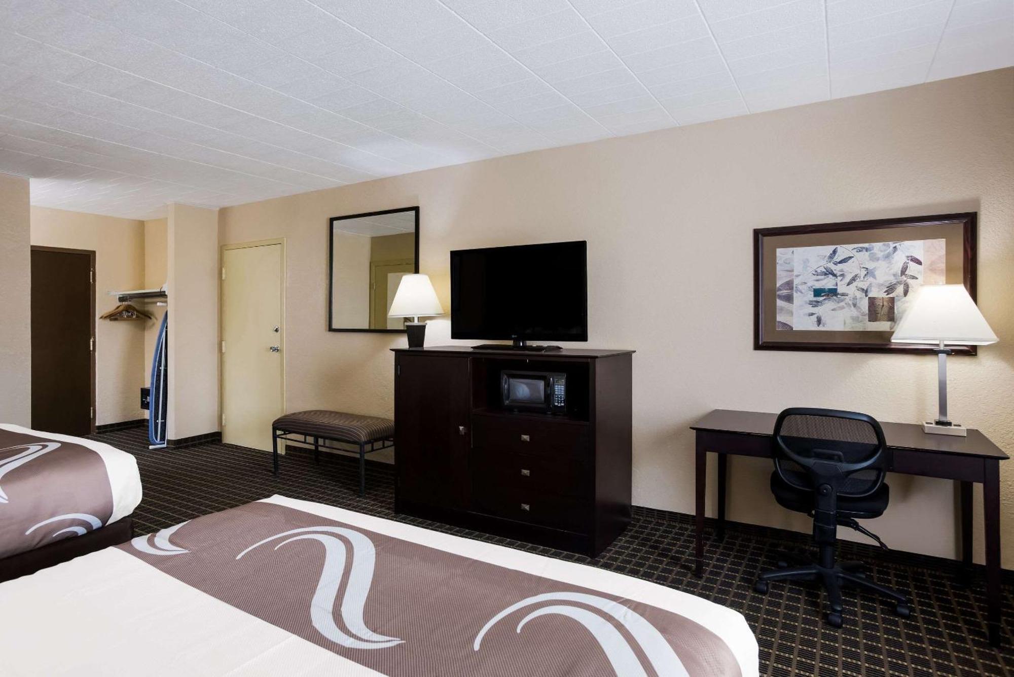 Quality Inn & Suites Big Rapids Near University Екстериор снимка
