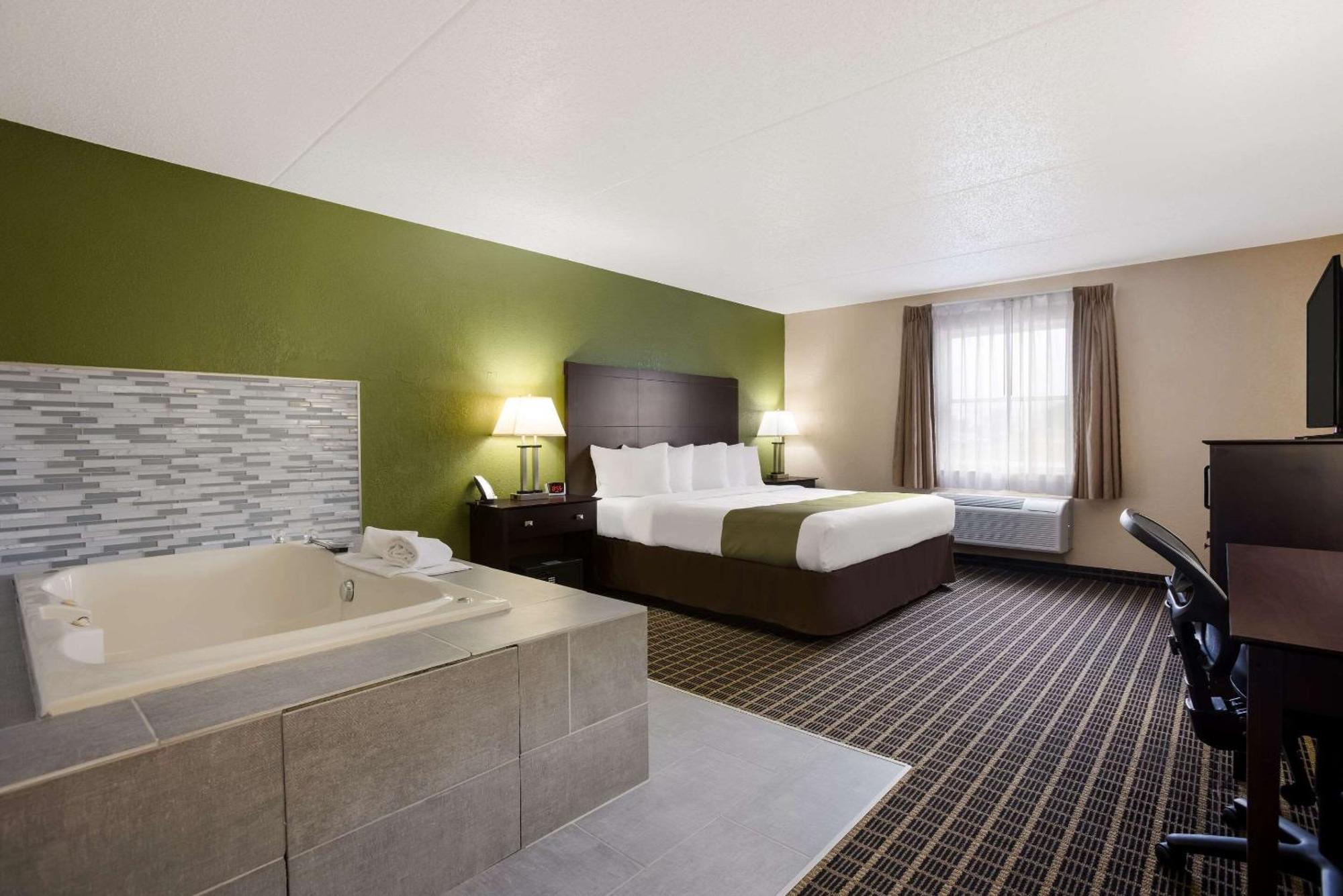 Quality Inn & Suites Big Rapids Near University Екстериор снимка