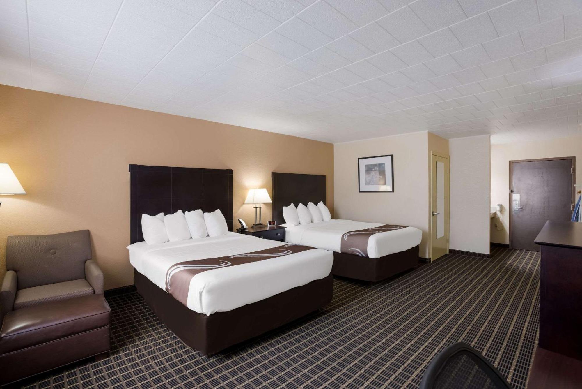 Quality Inn & Suites Big Rapids Near University Екстериор снимка