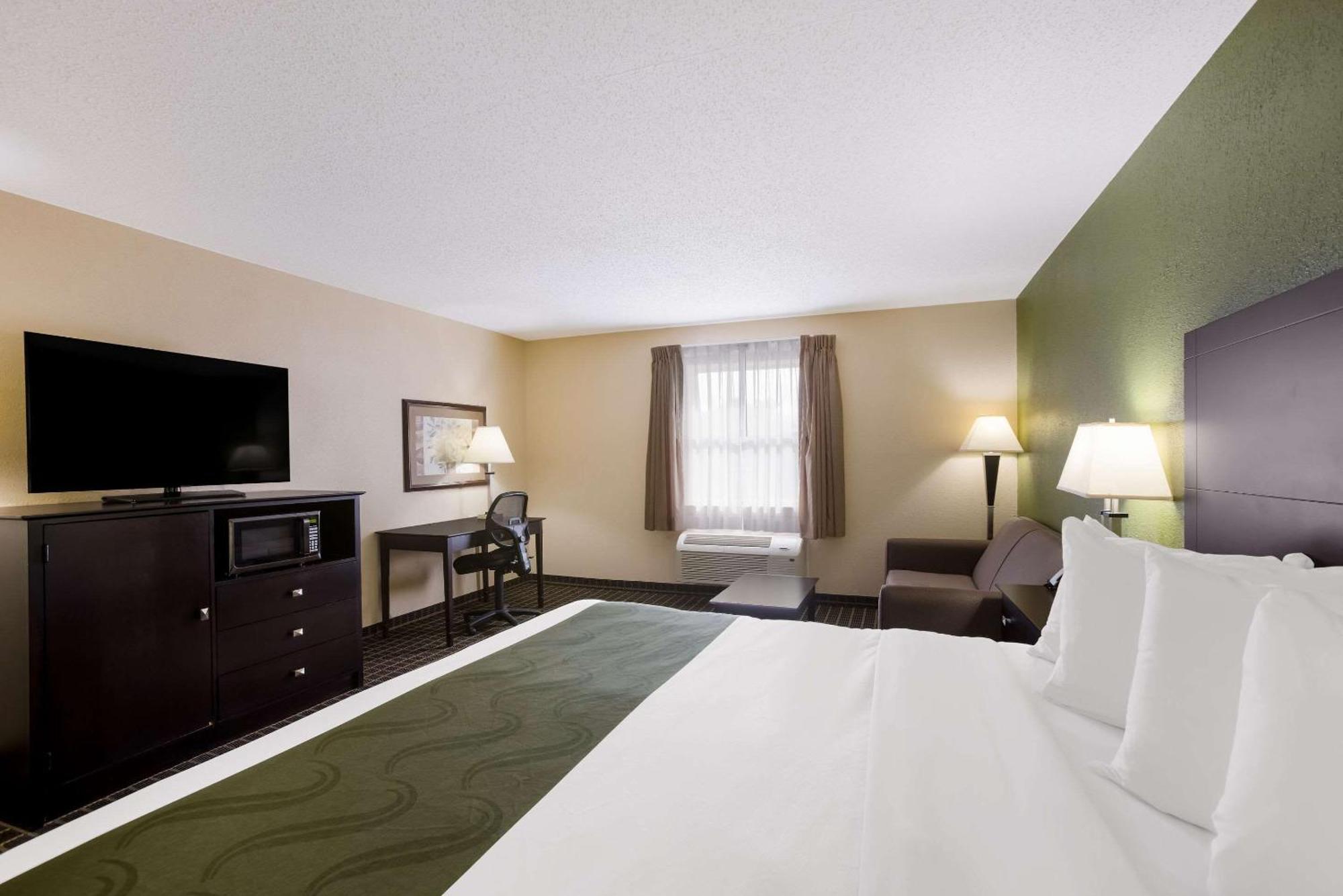 Quality Inn & Suites Big Rapids Near University Екстериор снимка