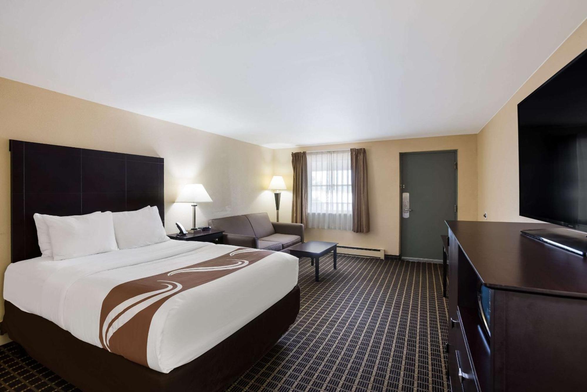 Quality Inn & Suites Big Rapids Near University Екстериор снимка