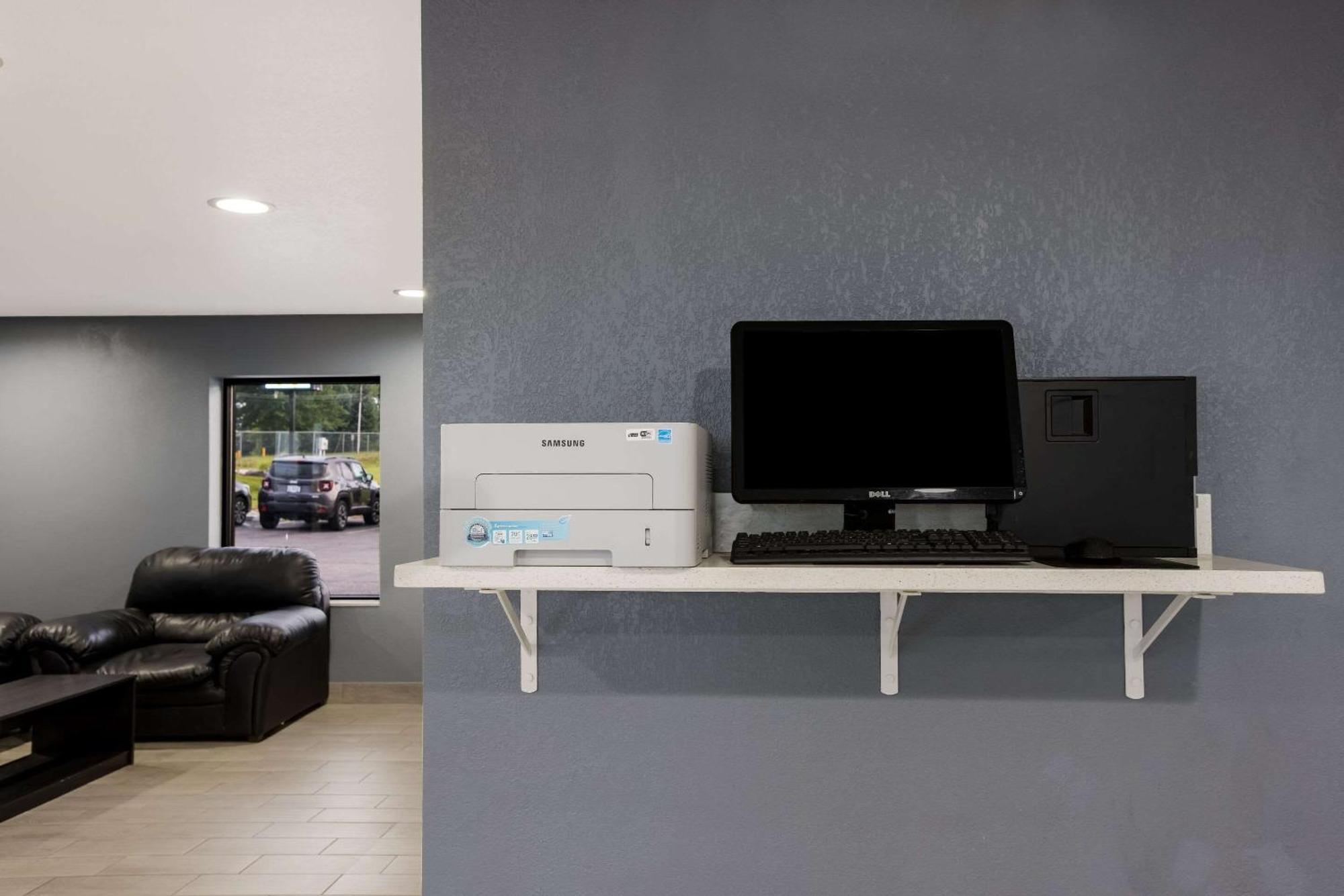 Quality Inn & Suites Big Rapids Near University Екстериор снимка