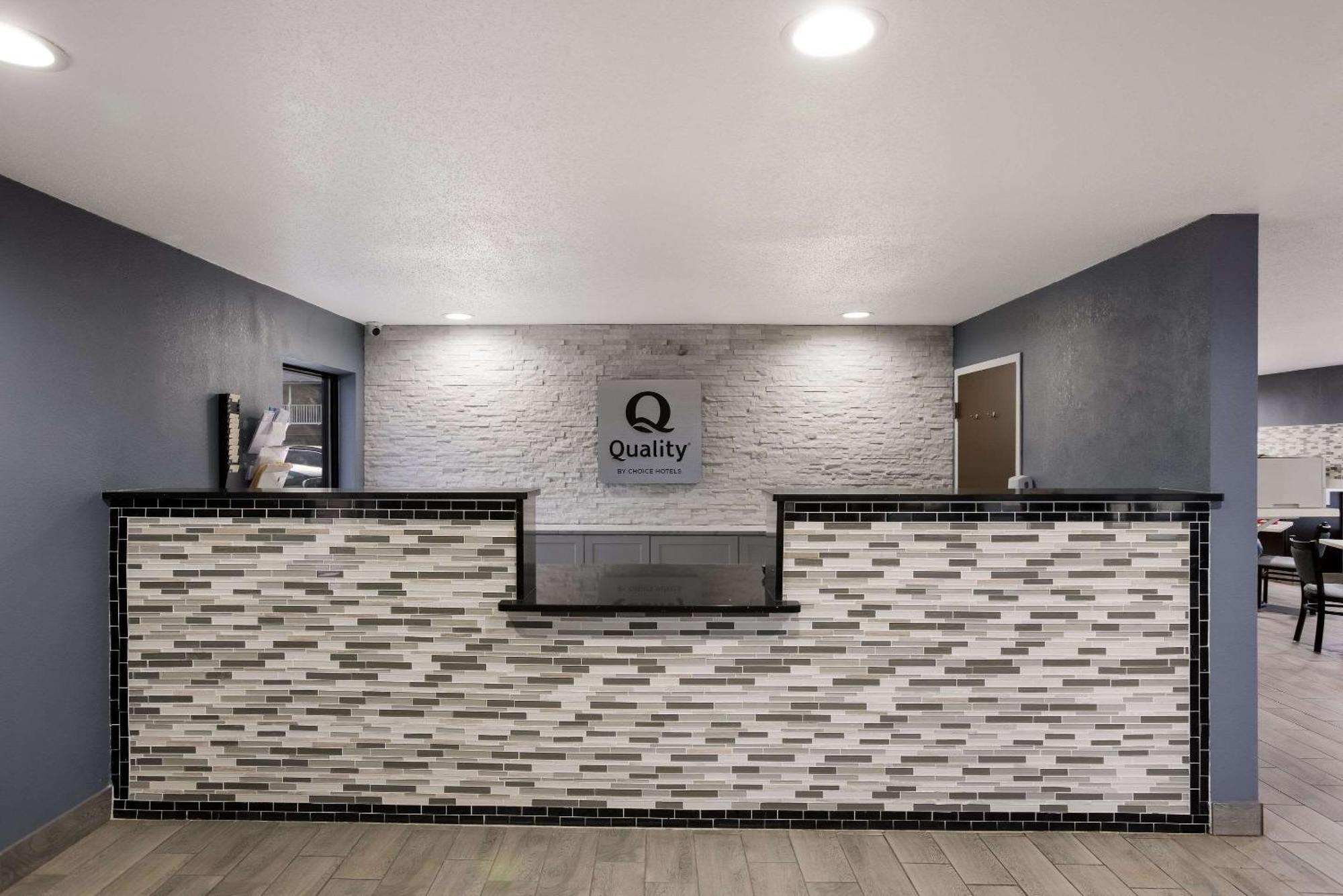 Quality Inn & Suites Big Rapids Near University Екстериор снимка