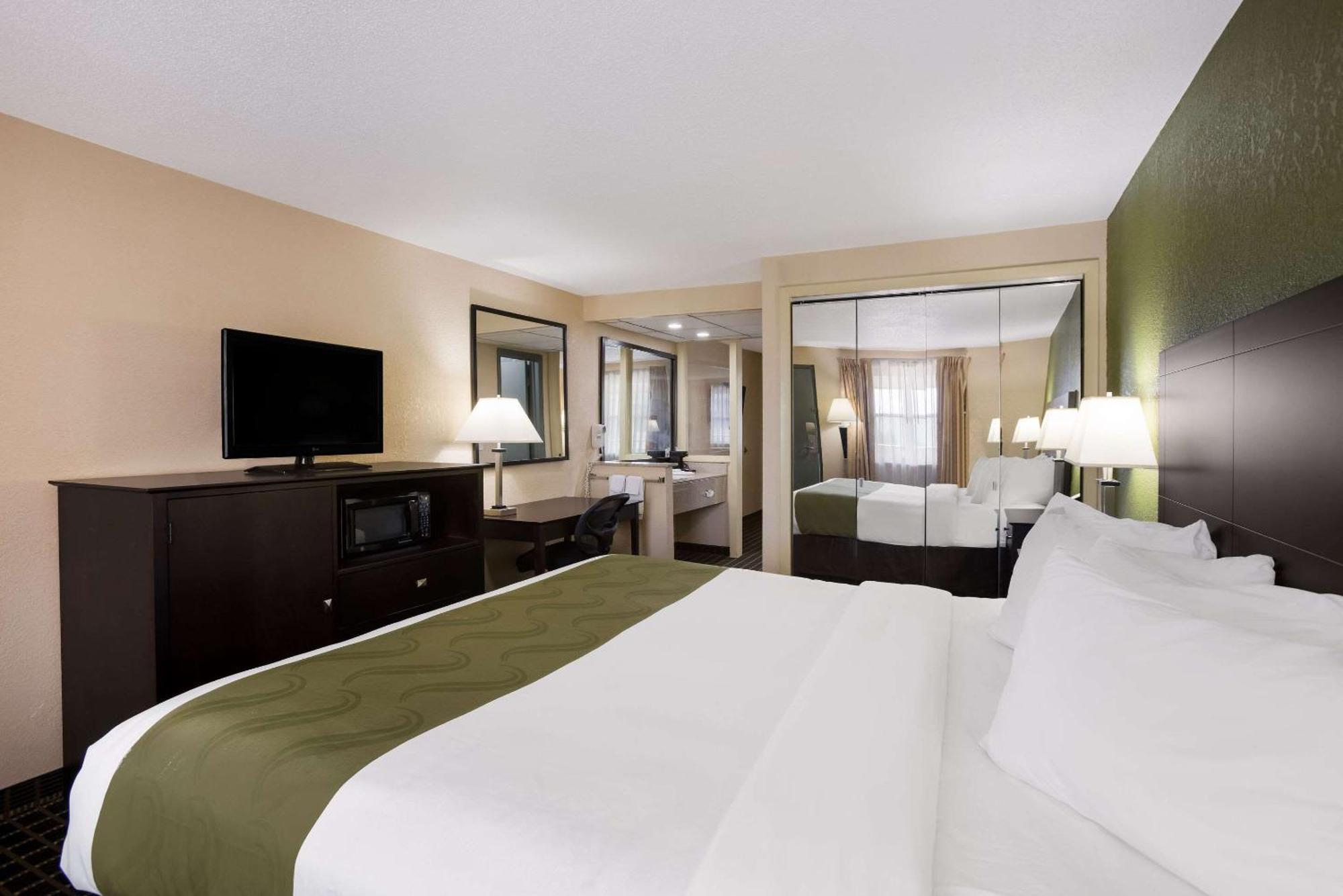 Quality Inn & Suites Big Rapids Near University Екстериор снимка