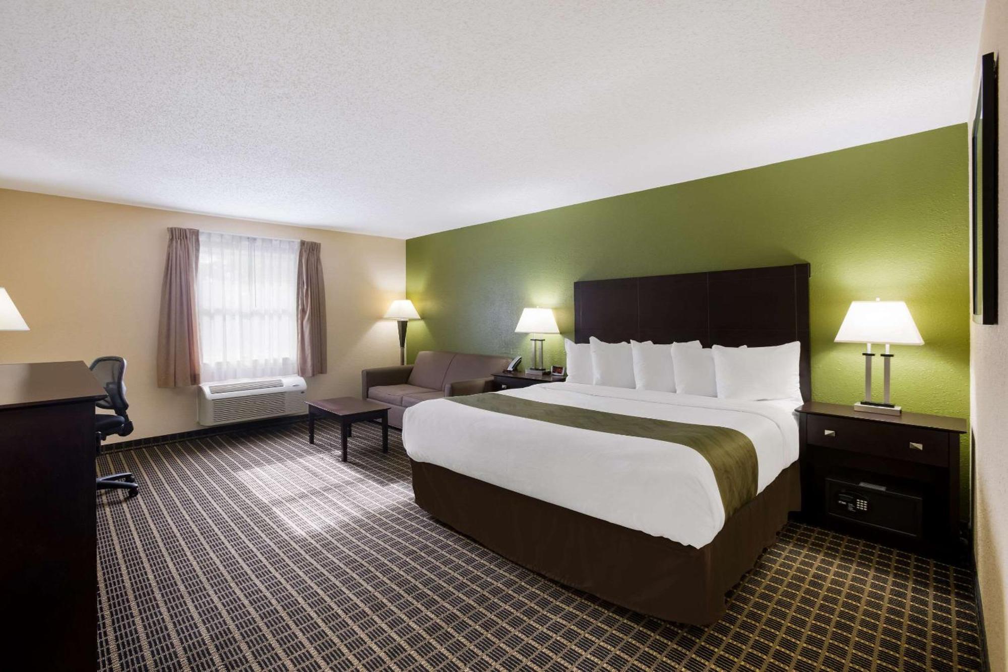 Quality Inn & Suites Big Rapids Near University Екстериор снимка