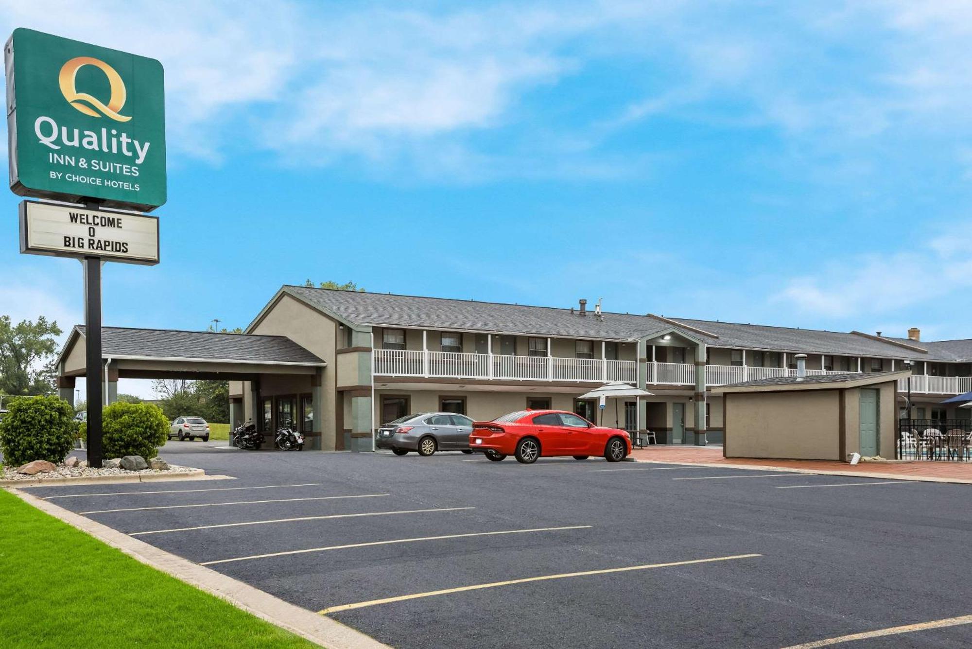 Quality Inn & Suites Big Rapids Near University Екстериор снимка