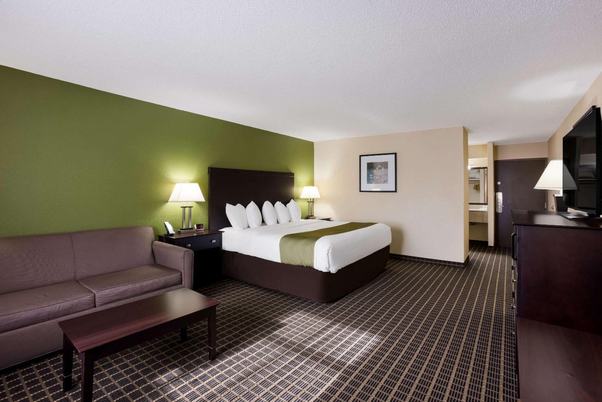 Quality Inn & Suites Big Rapids Near University Екстериор снимка