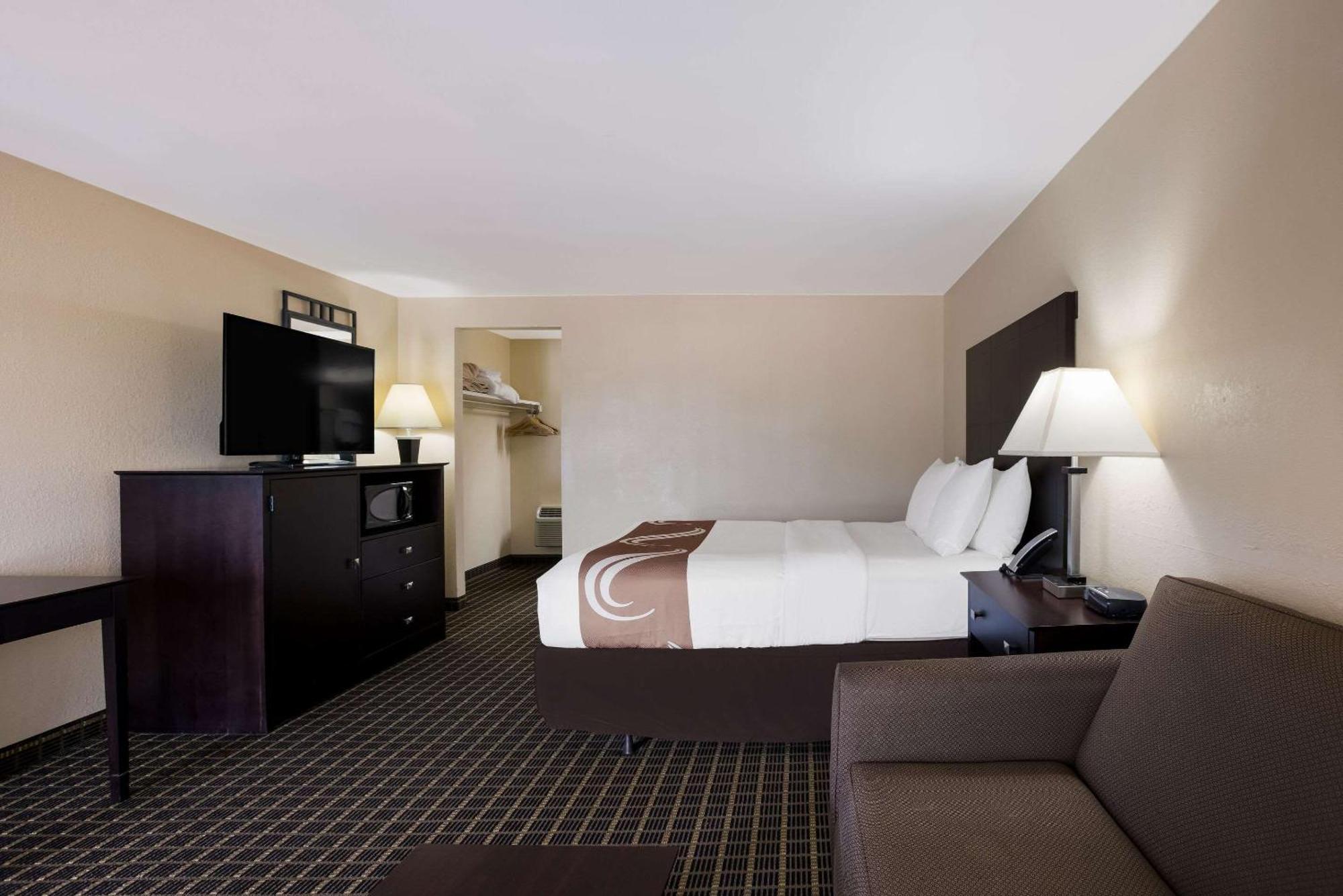 Quality Inn & Suites Big Rapids Near University Екстериор снимка