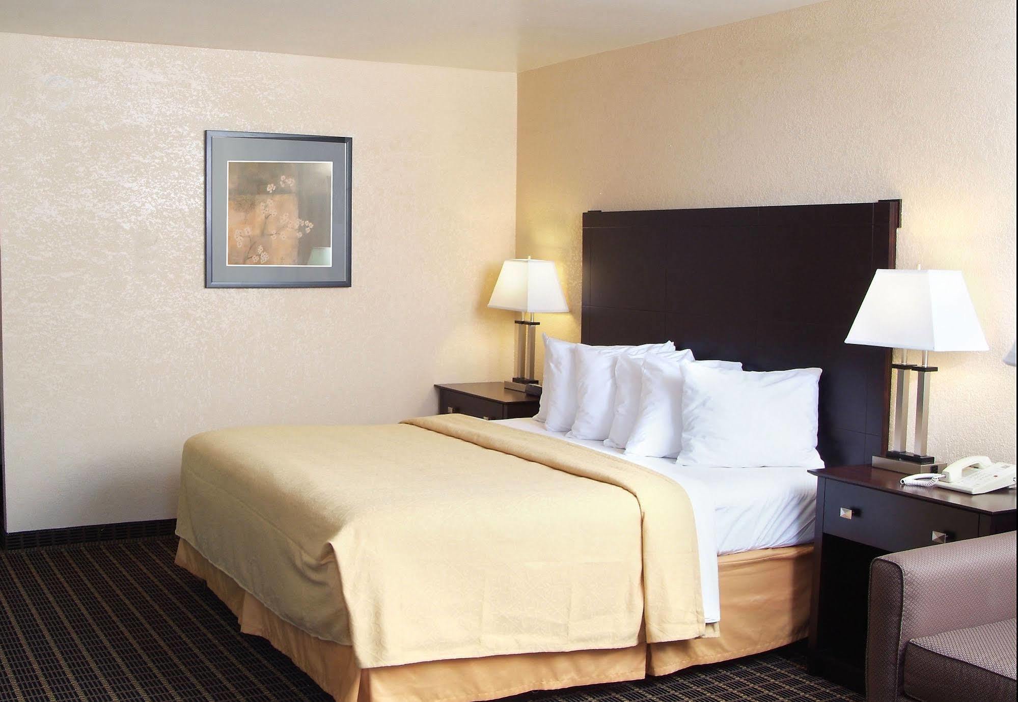 Quality Inn & Suites Big Rapids Near University Екстериор снимка